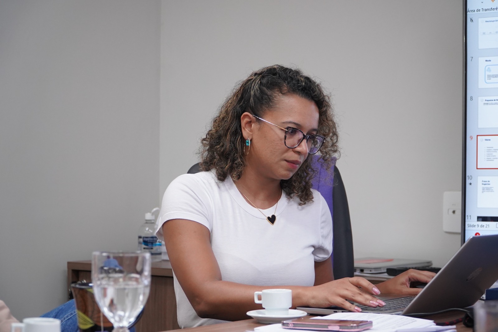 Simone Pereira concentrada no trabalho