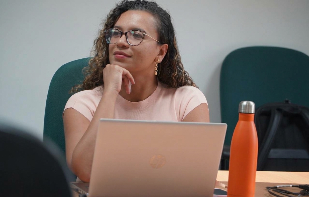 Simone Pereira em escuta atenta