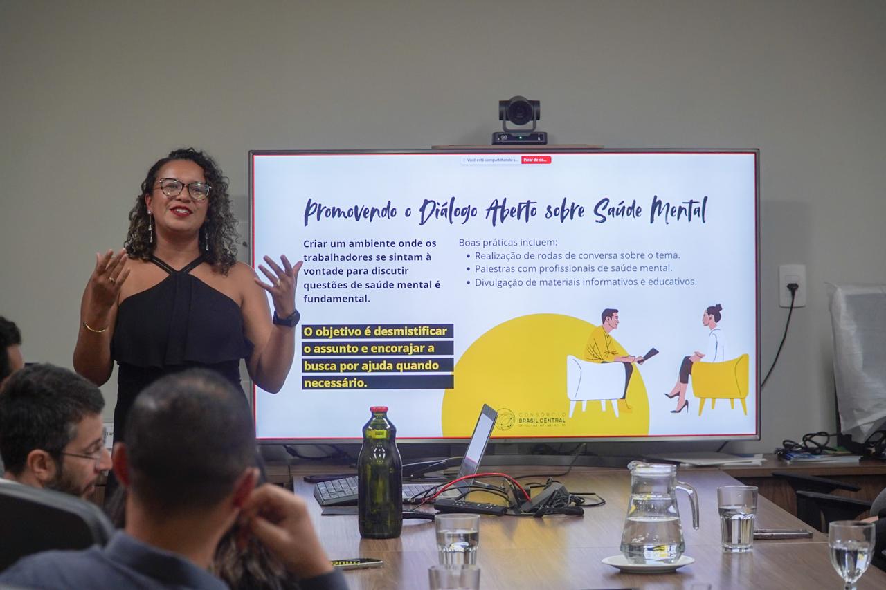 Simone Pereira em palestra sobre saúde mental nas organizações